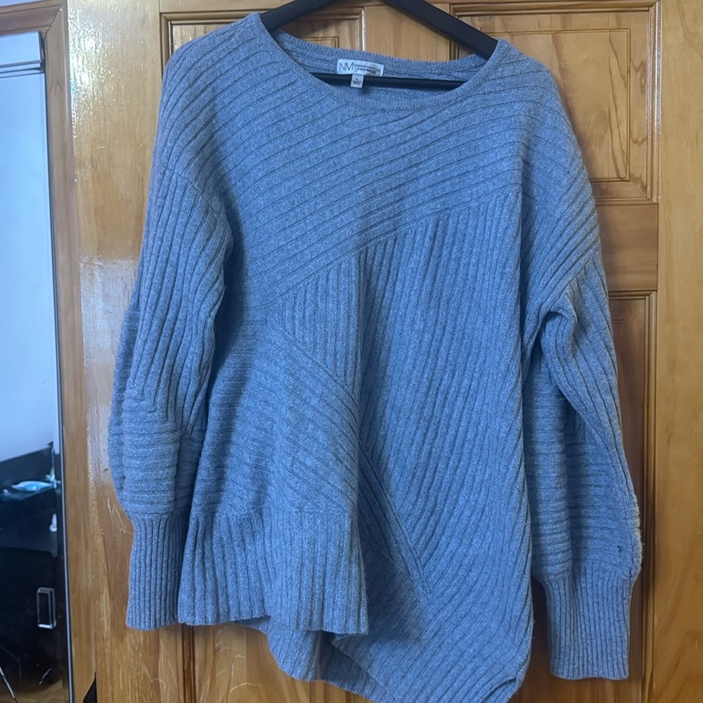Neiman Marcus 100% Cashmere sweater in a good condition.